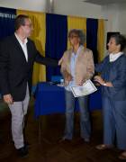 Argentina Lourdes Tehmurasp, sócio 543, recebe o diploma comemorativo dos 15...